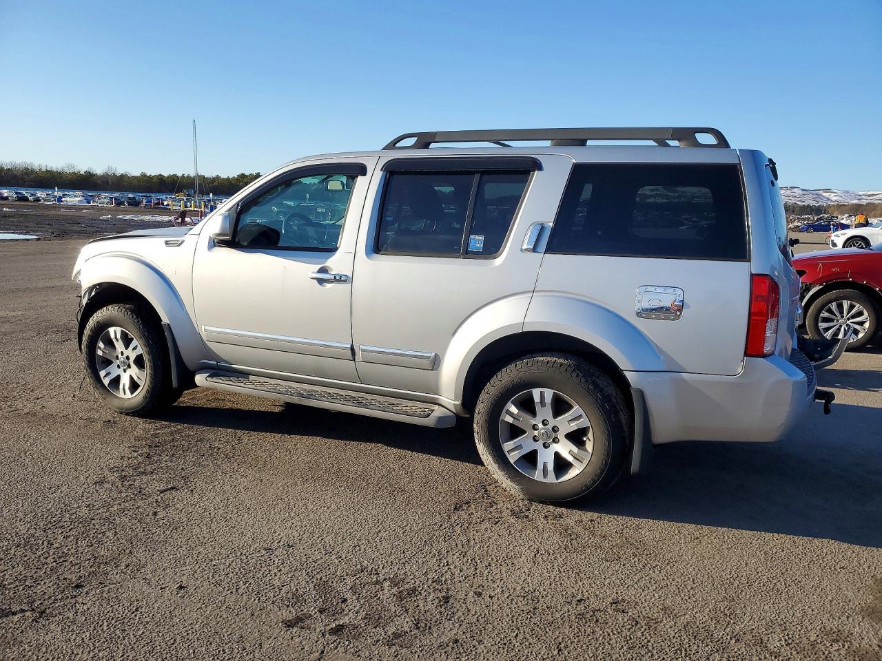 2011 Nissan Pathfinder S - Image 2