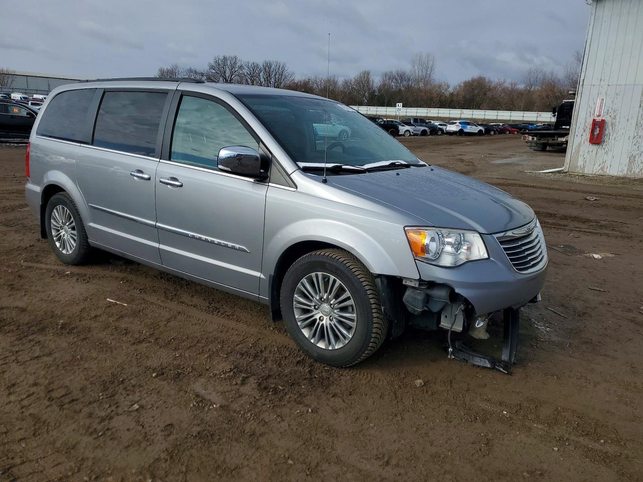 2015 Chrysler Town & Country Touring L - Фото 4