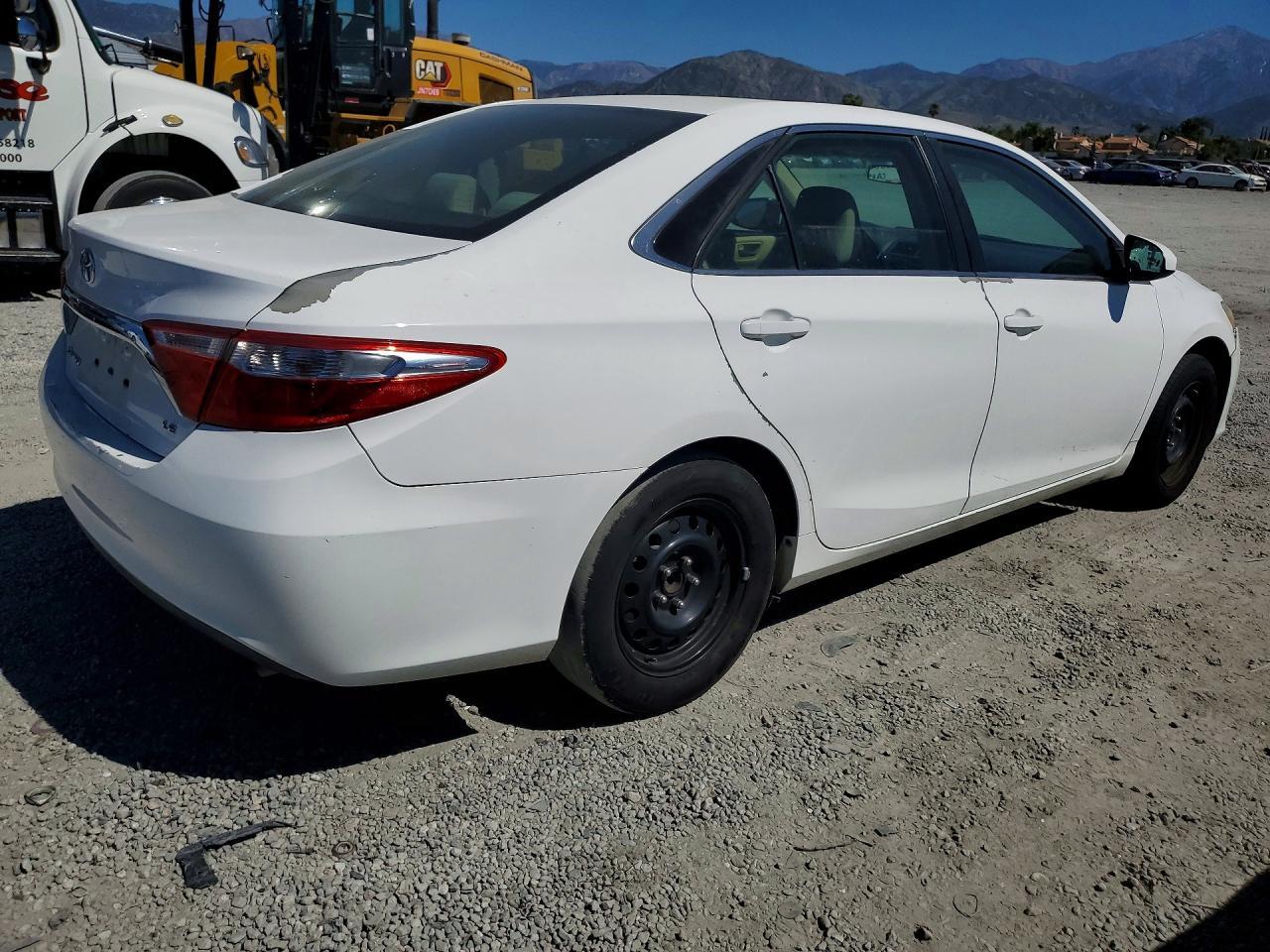 2015 Toyota Camry Le - Фото 3