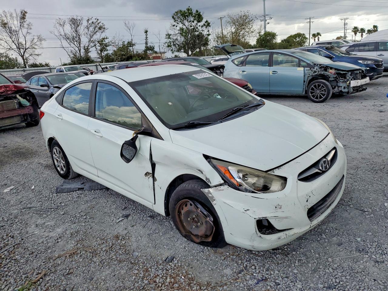 2013 Hyundai Accent Gls - Фото 4