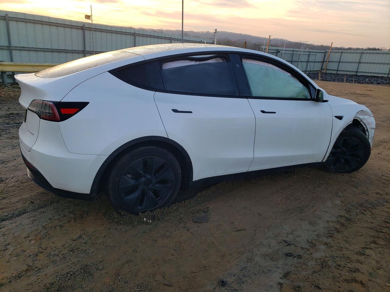 2024 Tesla Model Y - Фото 3