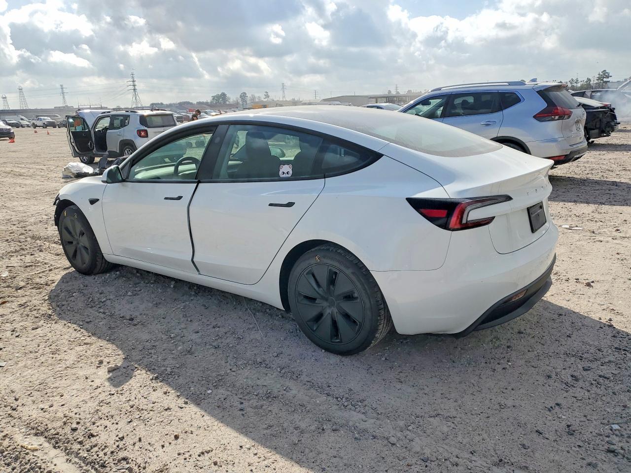 2025 Tesla Model 3 - Фото 2