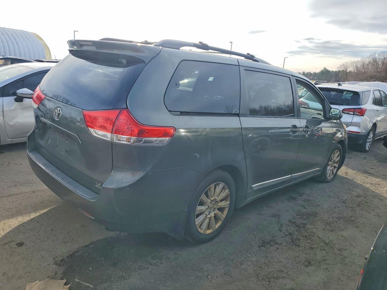 2013 Toyota Sienna Le 7-Passenger - Image 3