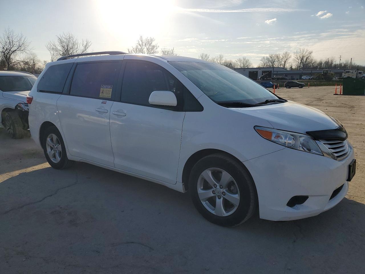 2017 Toyota Sienna Le 8-Passenger - Image 4