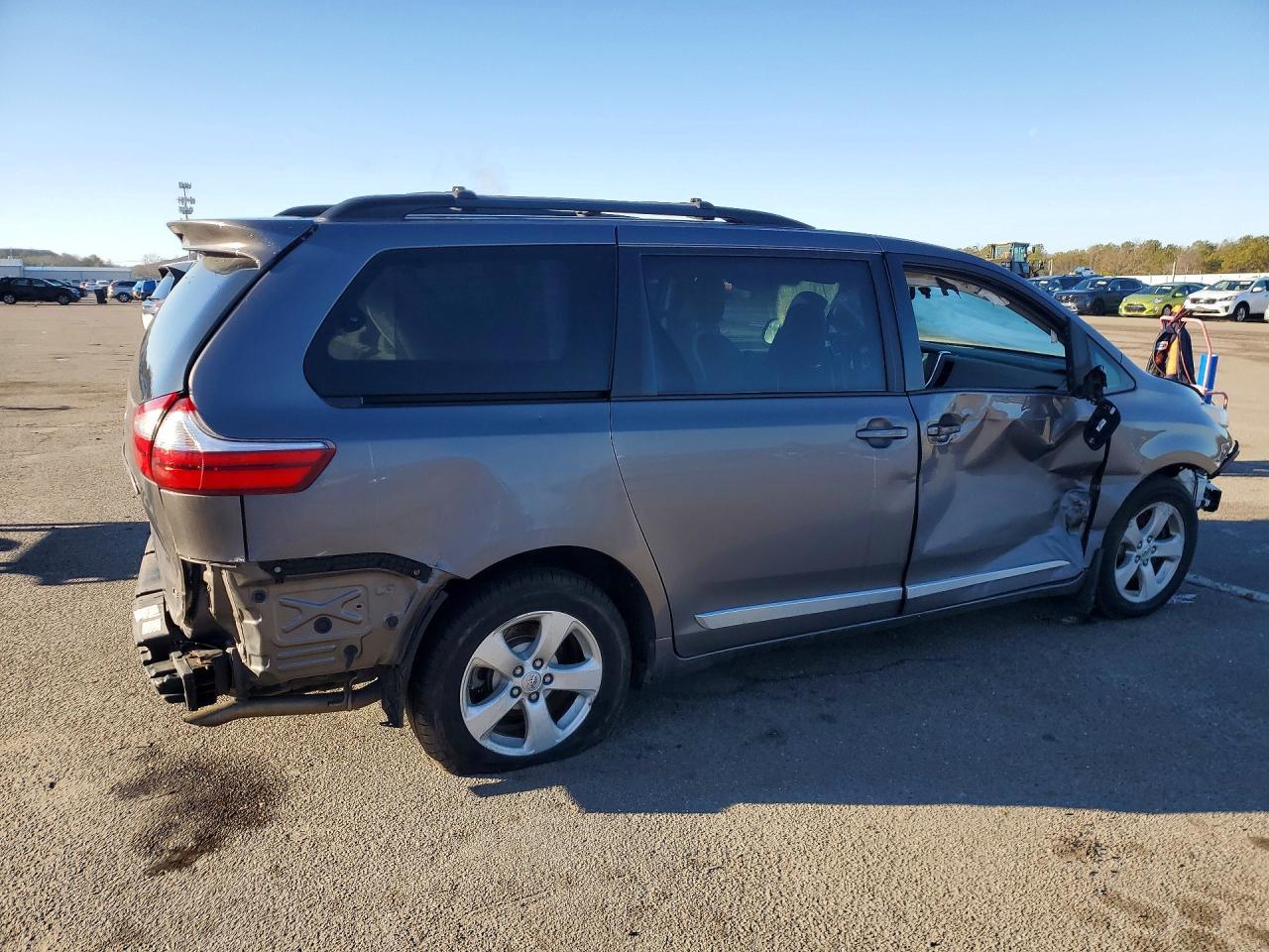 2017 Toyota Sienna Le - Фото 3
