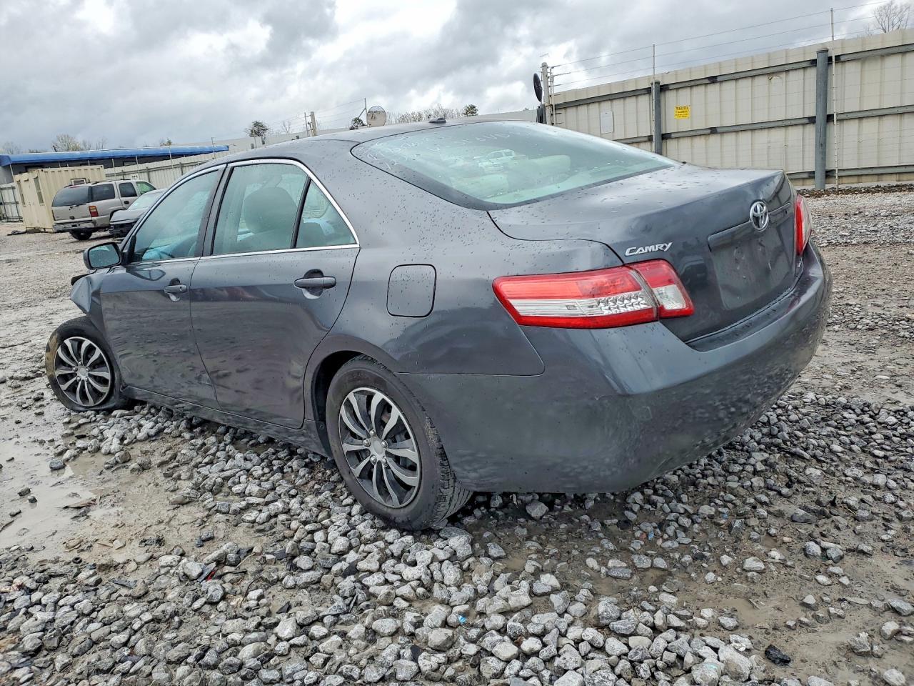 2011 Toyota Camry Le - Фото 2