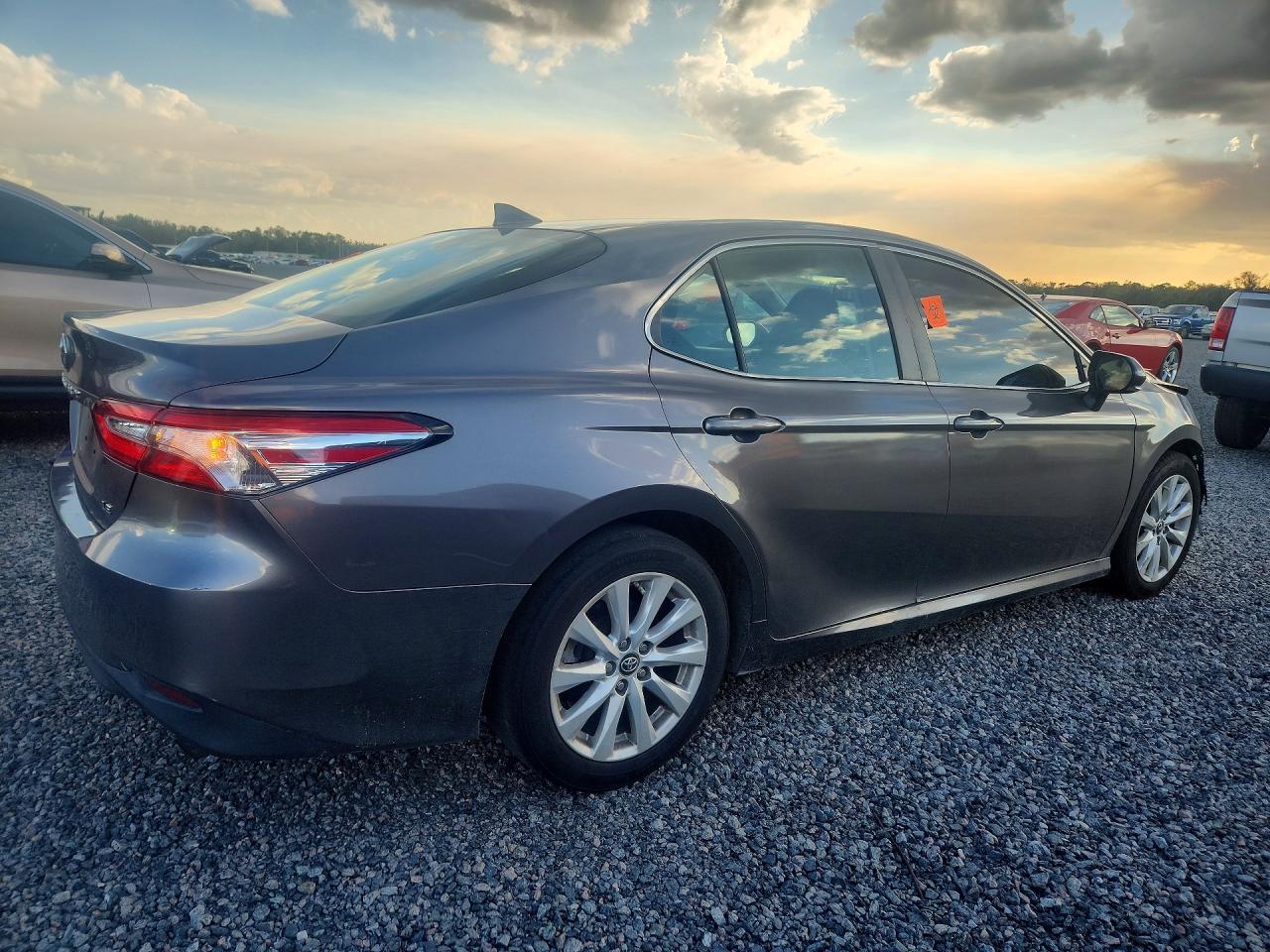 2018 Toyota Camry Le - Фото 3