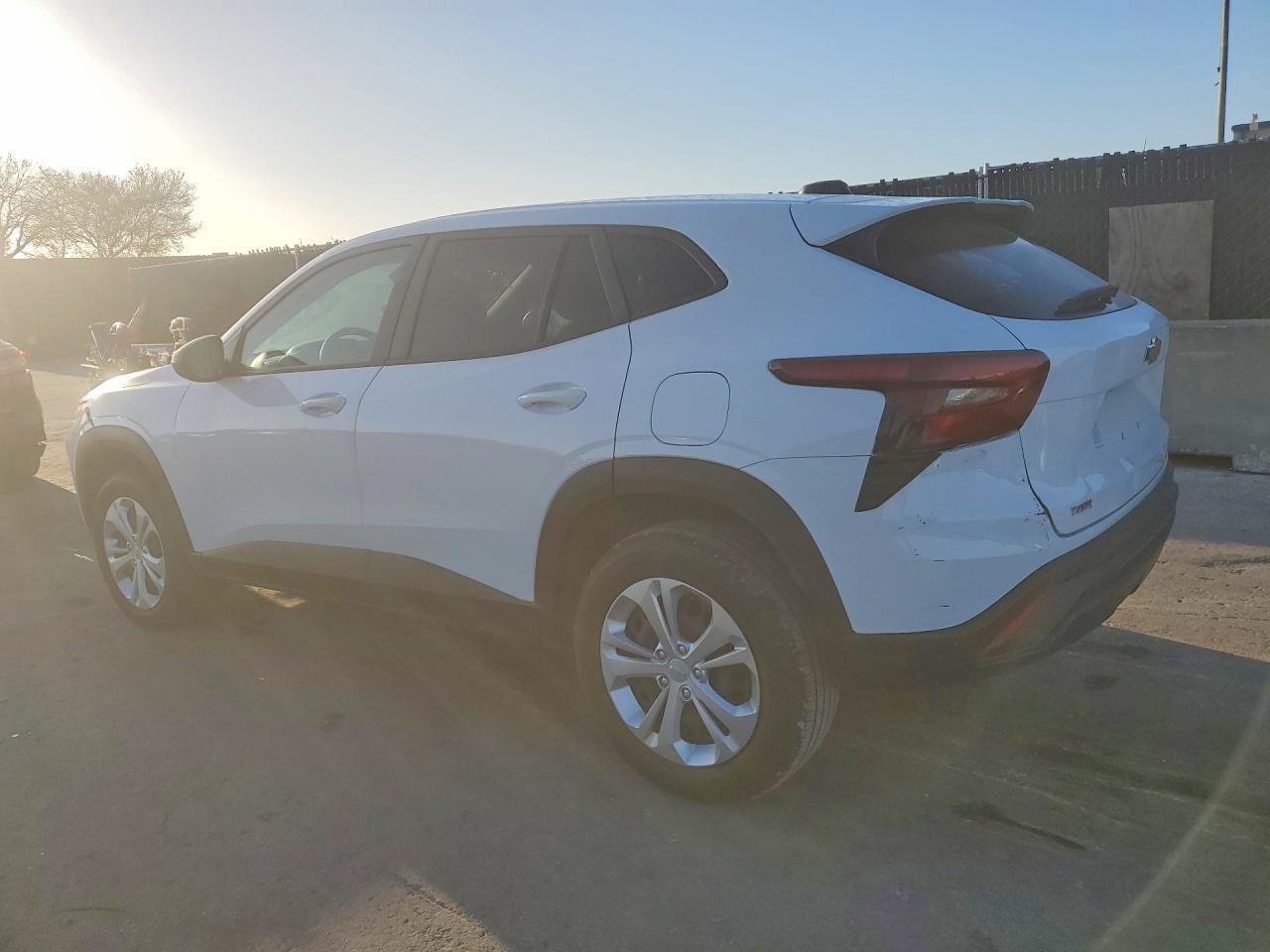 2024 Chevrolet Trax Ls - Фото 2