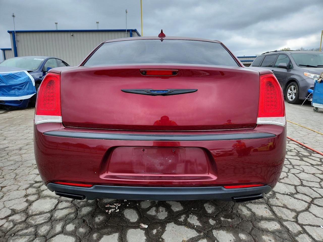 2017 Chrysler 300 Limited - Фото 6