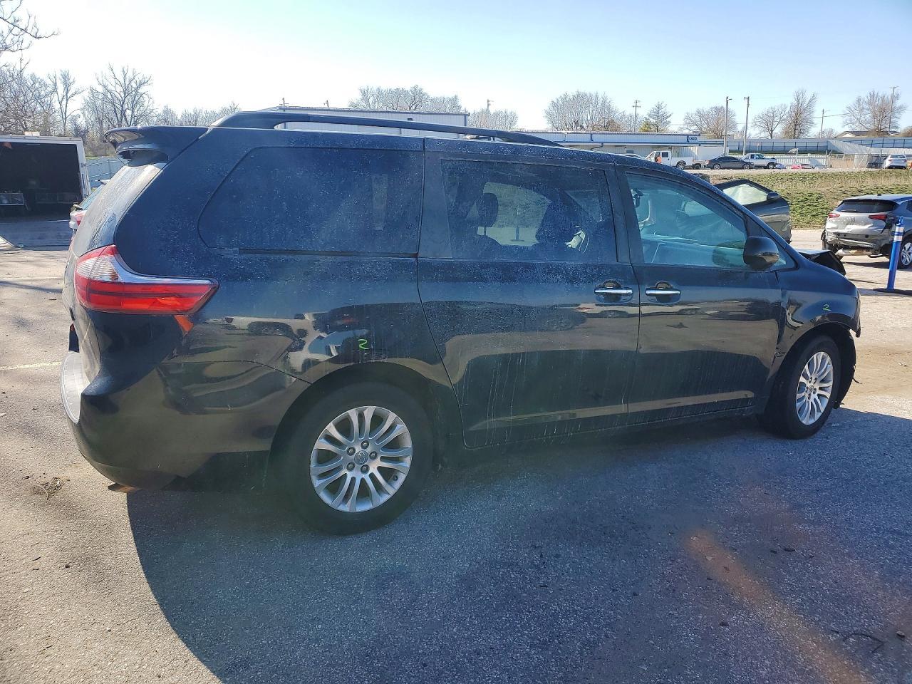 2016 Toyota Sienna Xle 8-Passenger - Image 3