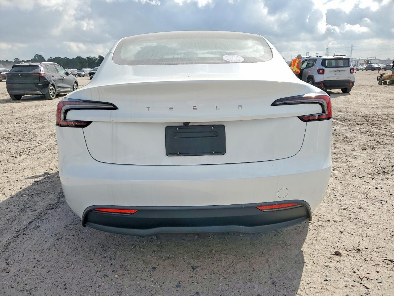 2025 Tesla Model 3 - Фото 6