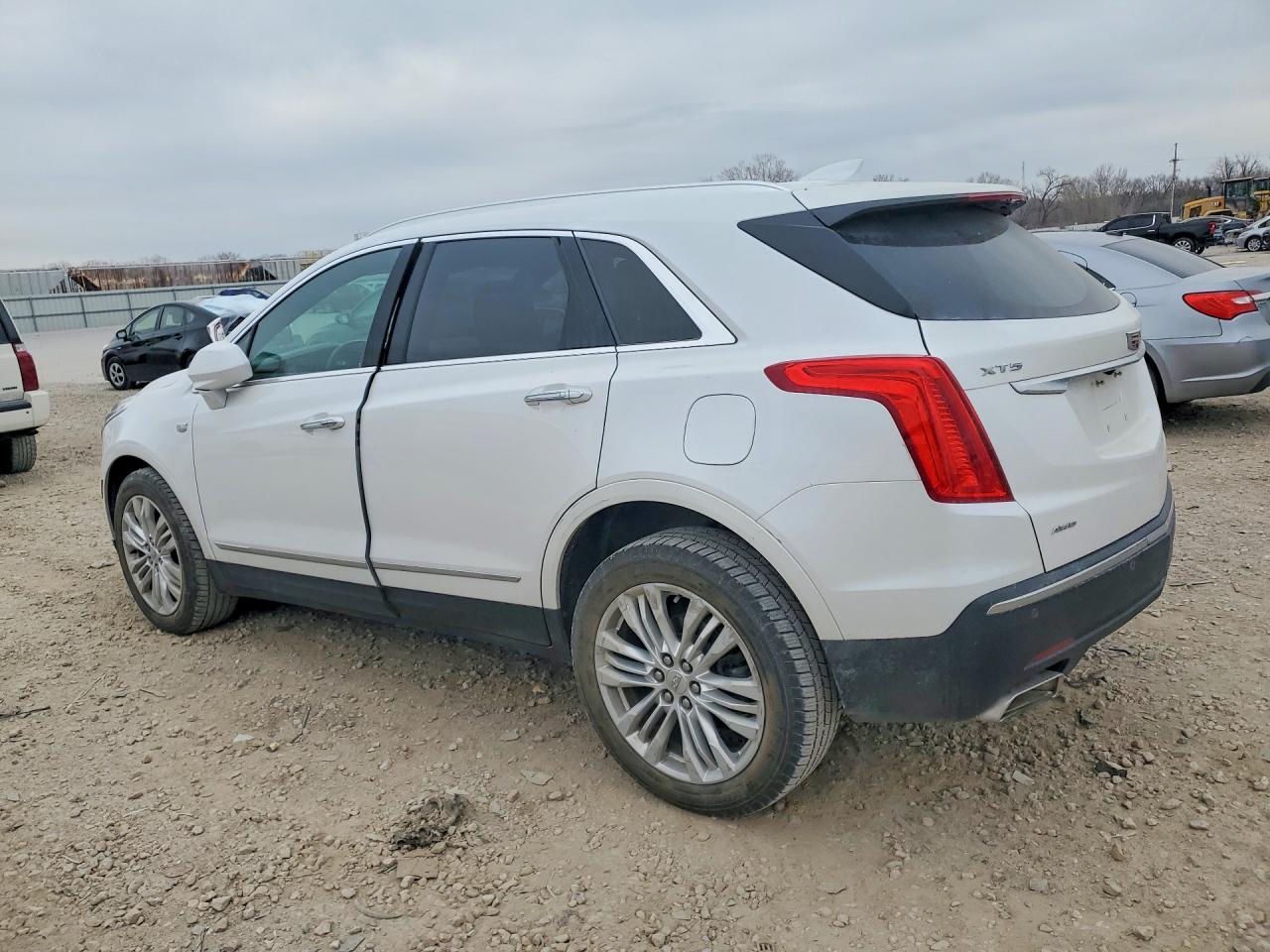 2017 Cadillac Xt5 Premium Luxury - Image 2