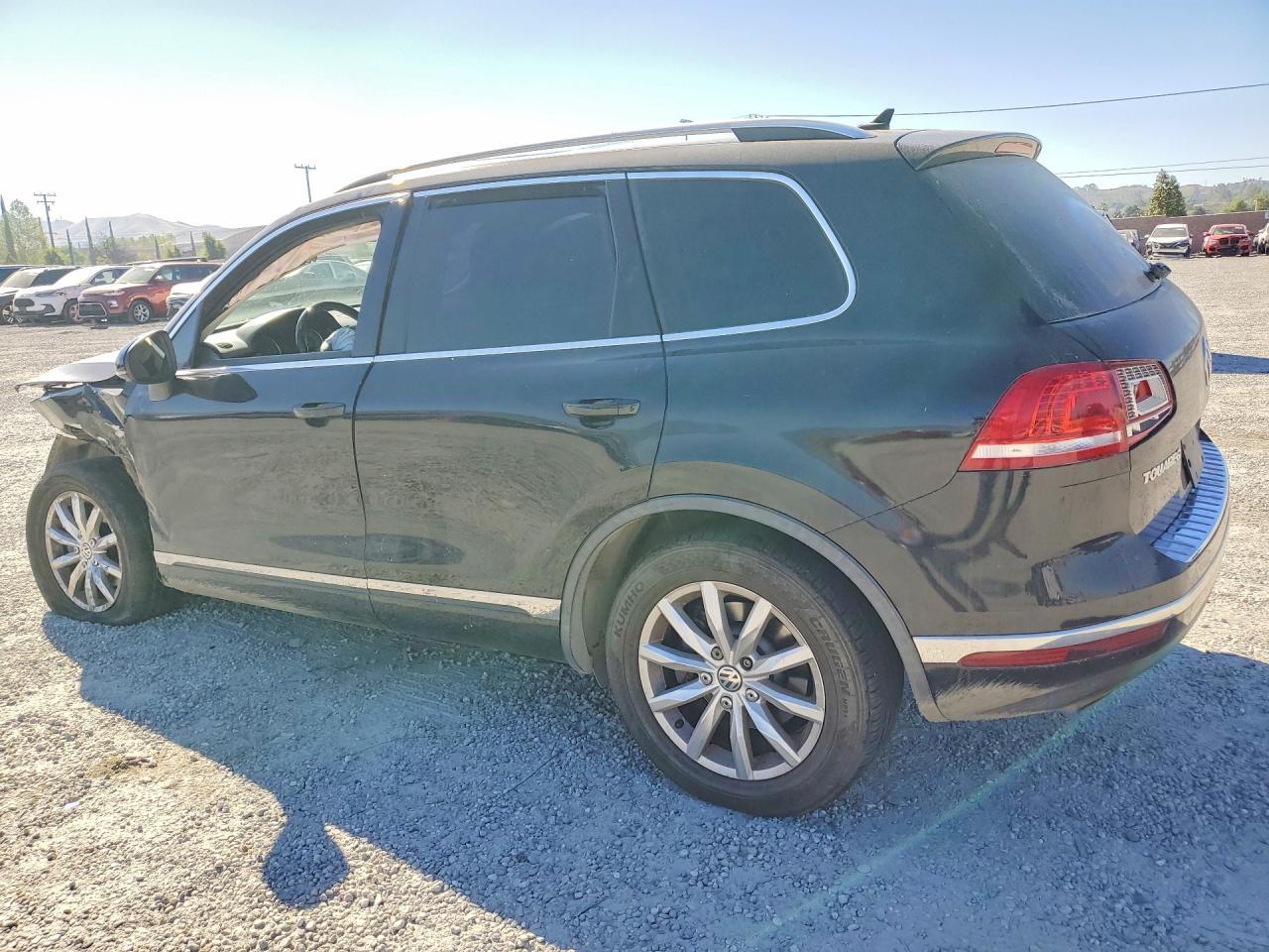 2015 Volkswagen Touareg V6 - Image 2