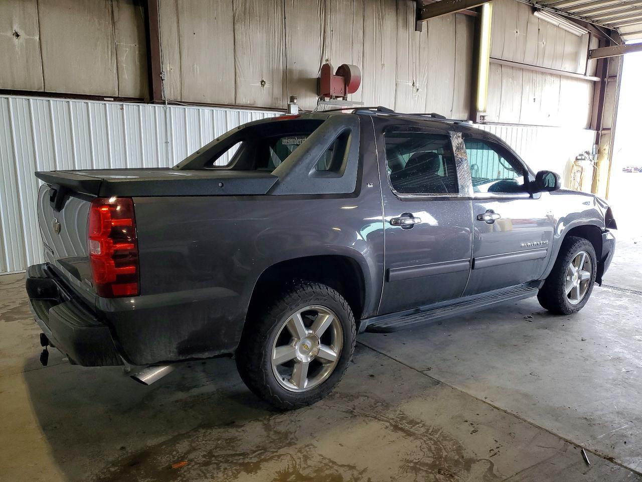 2011 Chevrolet Avalanche Lt - Image 3