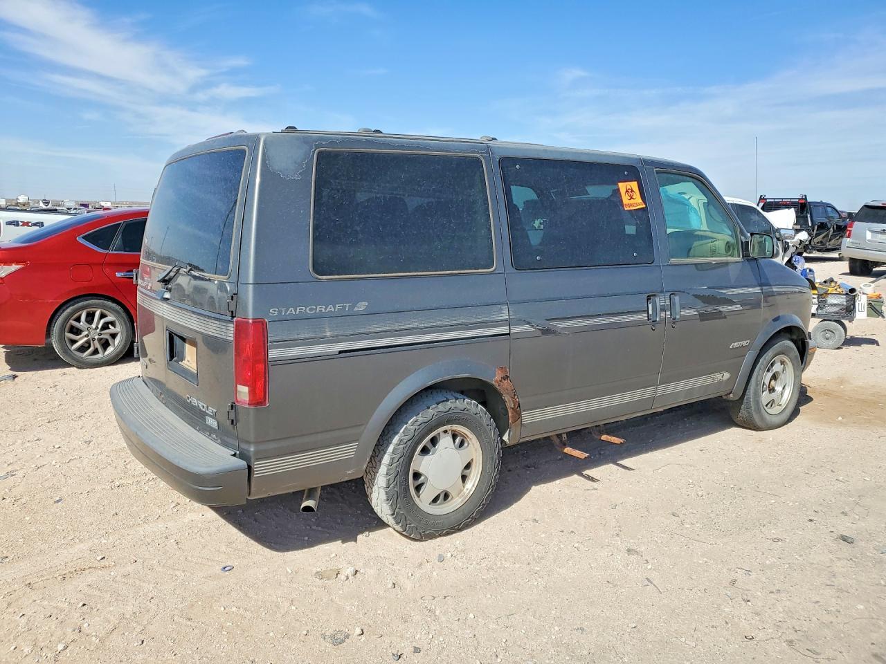 2000 Chevrolet Astro - Фото 3