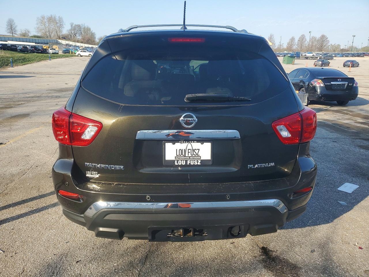 2017 Nissan Pathfinder Platinum - Image 6