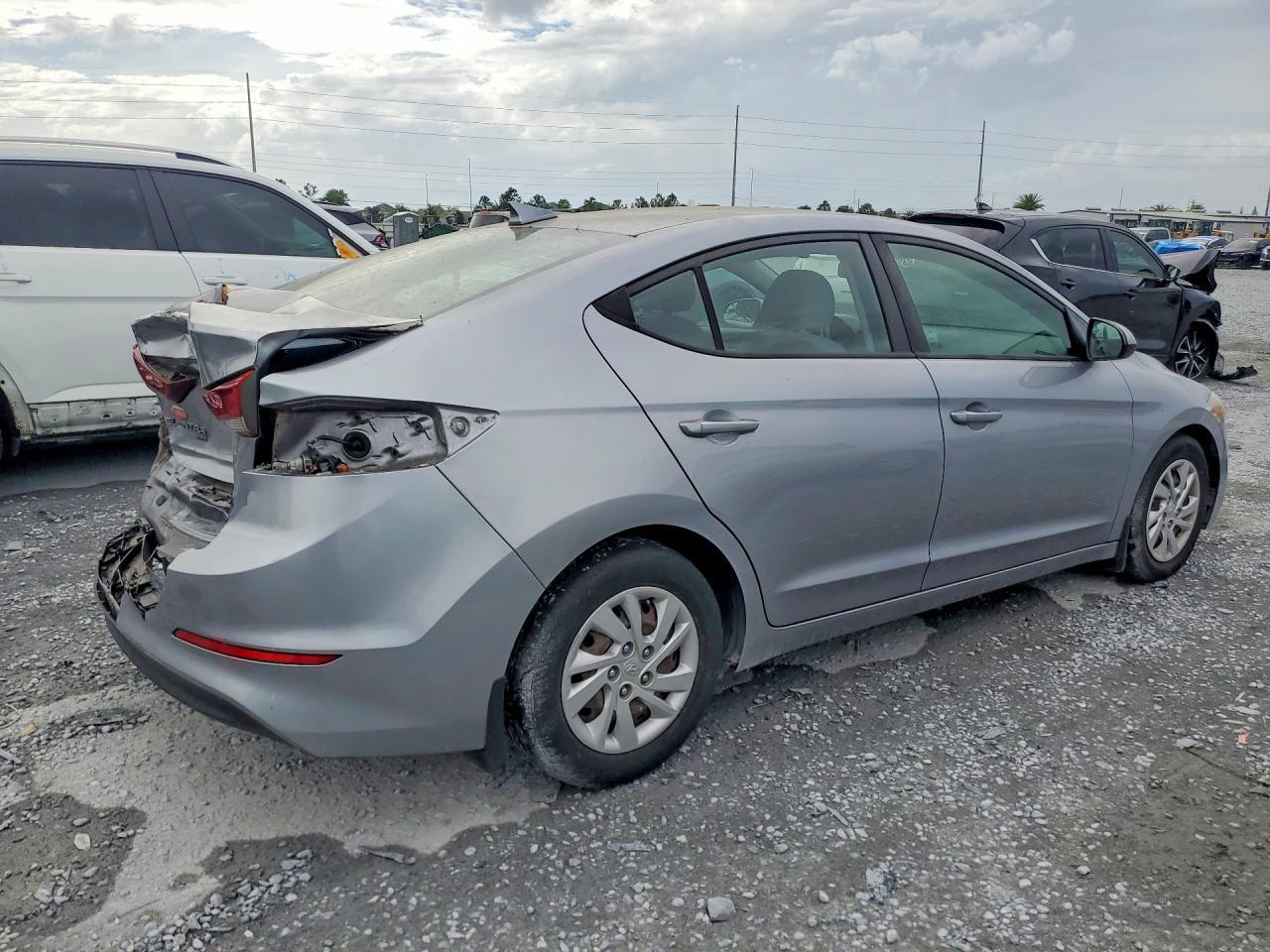 2017 Hyundai Elantra Se - Image 3