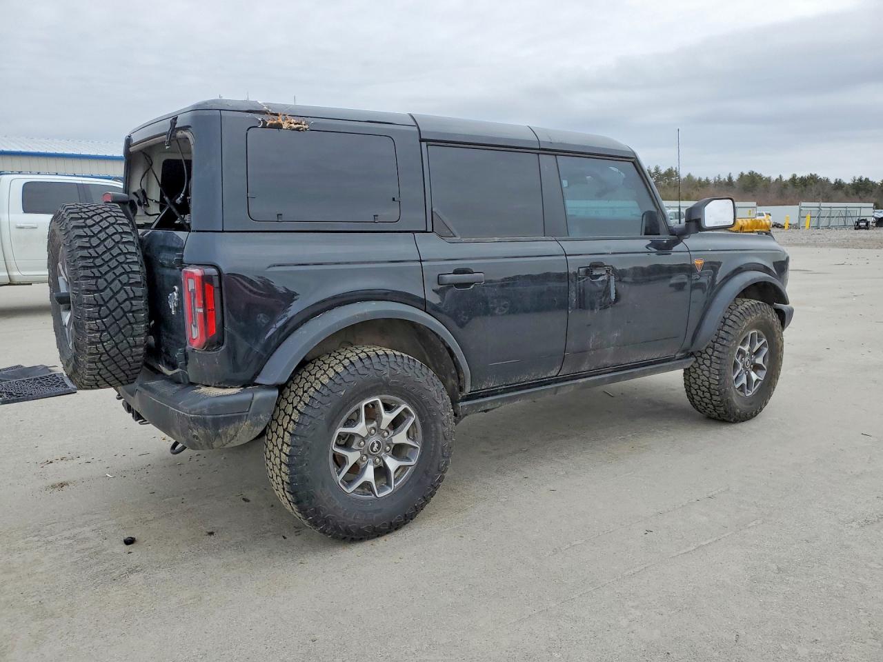 2025 Ford Bronco Badlands - Image 3