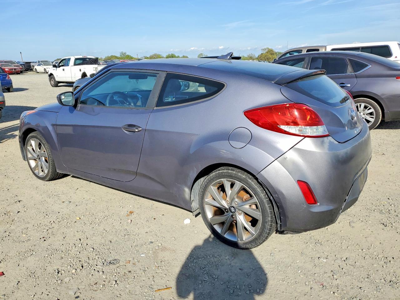 2016 Hyundai Veloster Base - Image 2