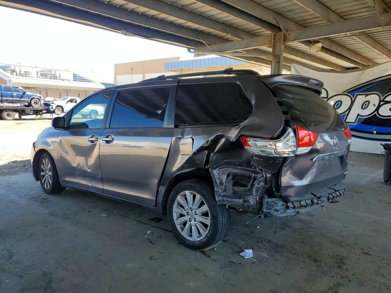 2012 Toyota Sienna Limited 7-Passenger - Фото 2