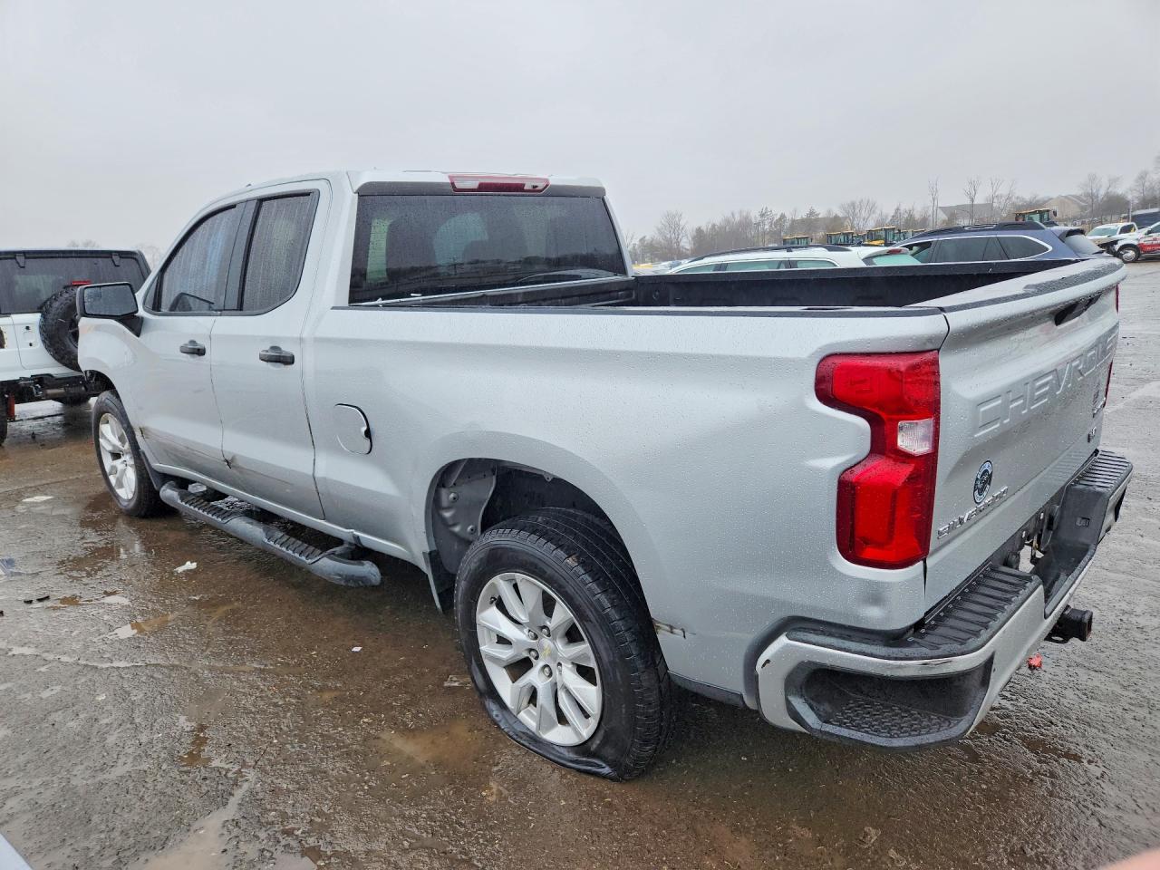 2020 Chevrolet Silverado K1500 Custom - Фото 2