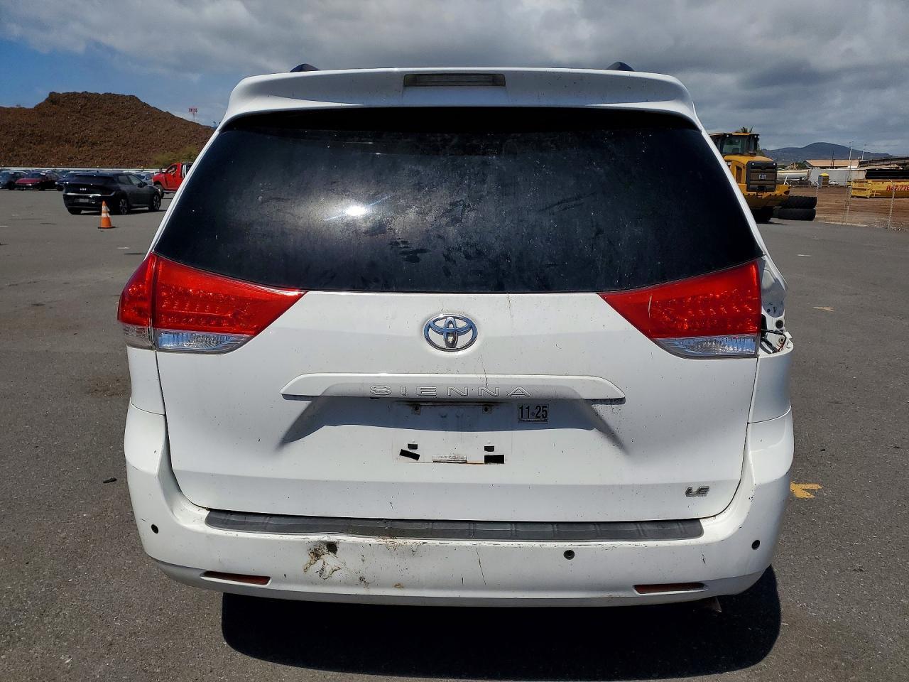 2014 Toyota Sienna Le 8-Passenger - Image 6
