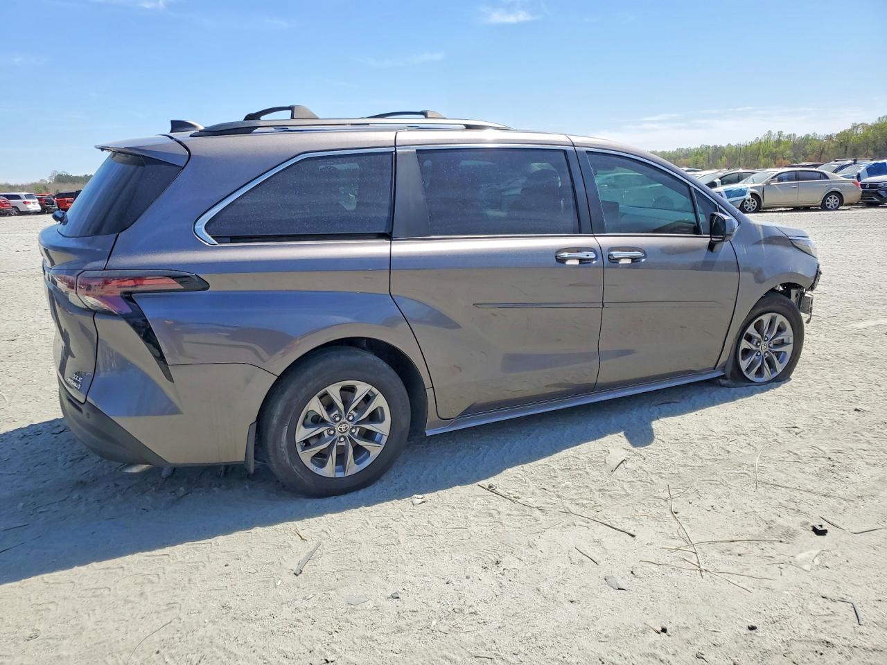 2024 Toyota Sienna Xle 7-Passenger - Image 3