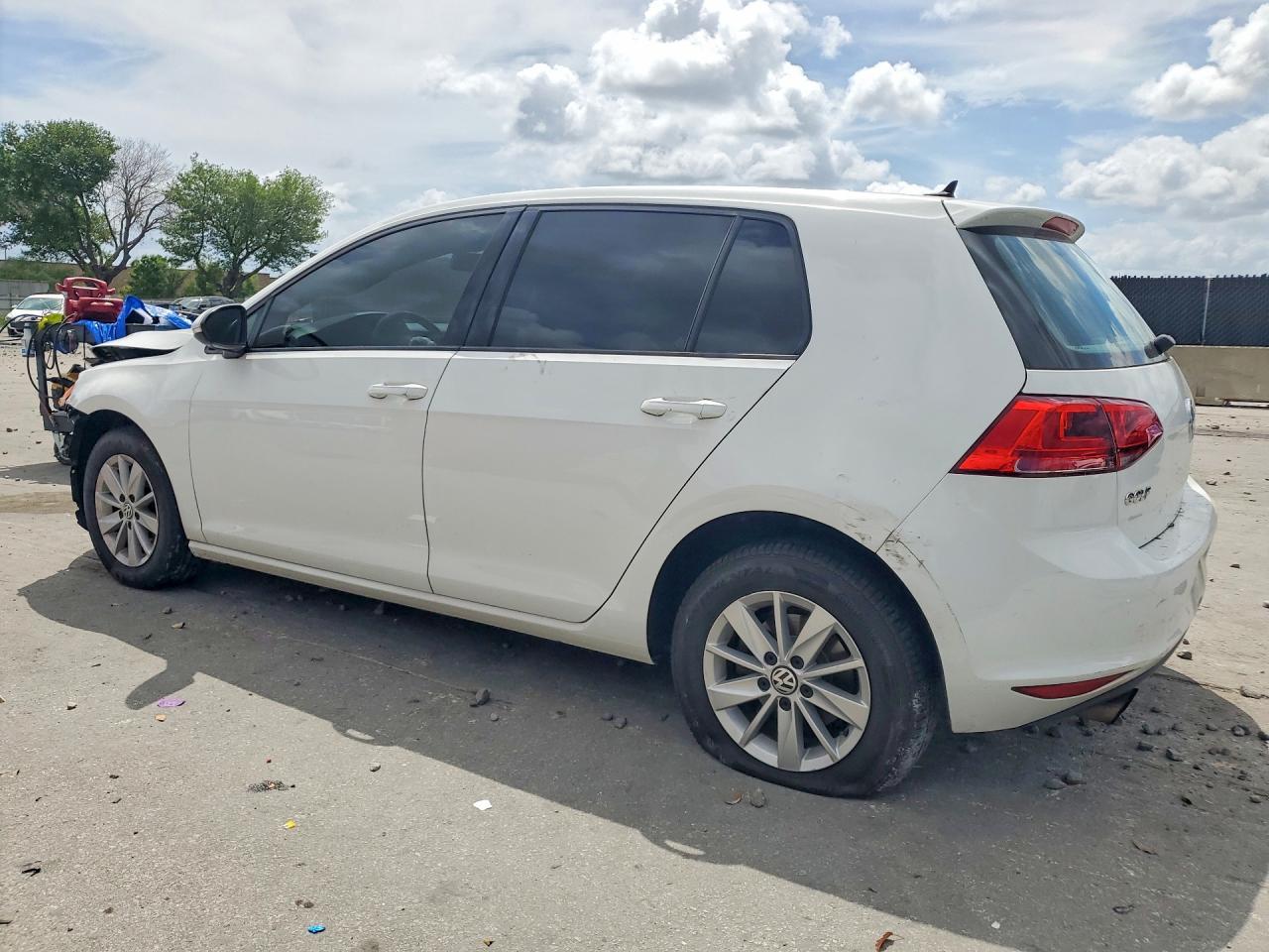 2016 Volkswagen Golf S - Image 2