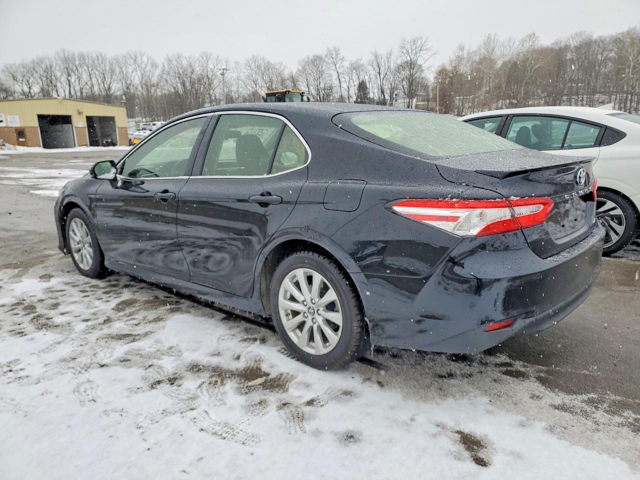 2018 Toyota Camry Le - Фото 2