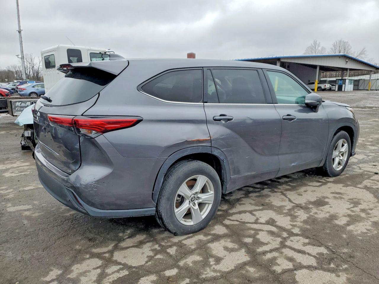 2021 Toyota Highlander Le - Image 3