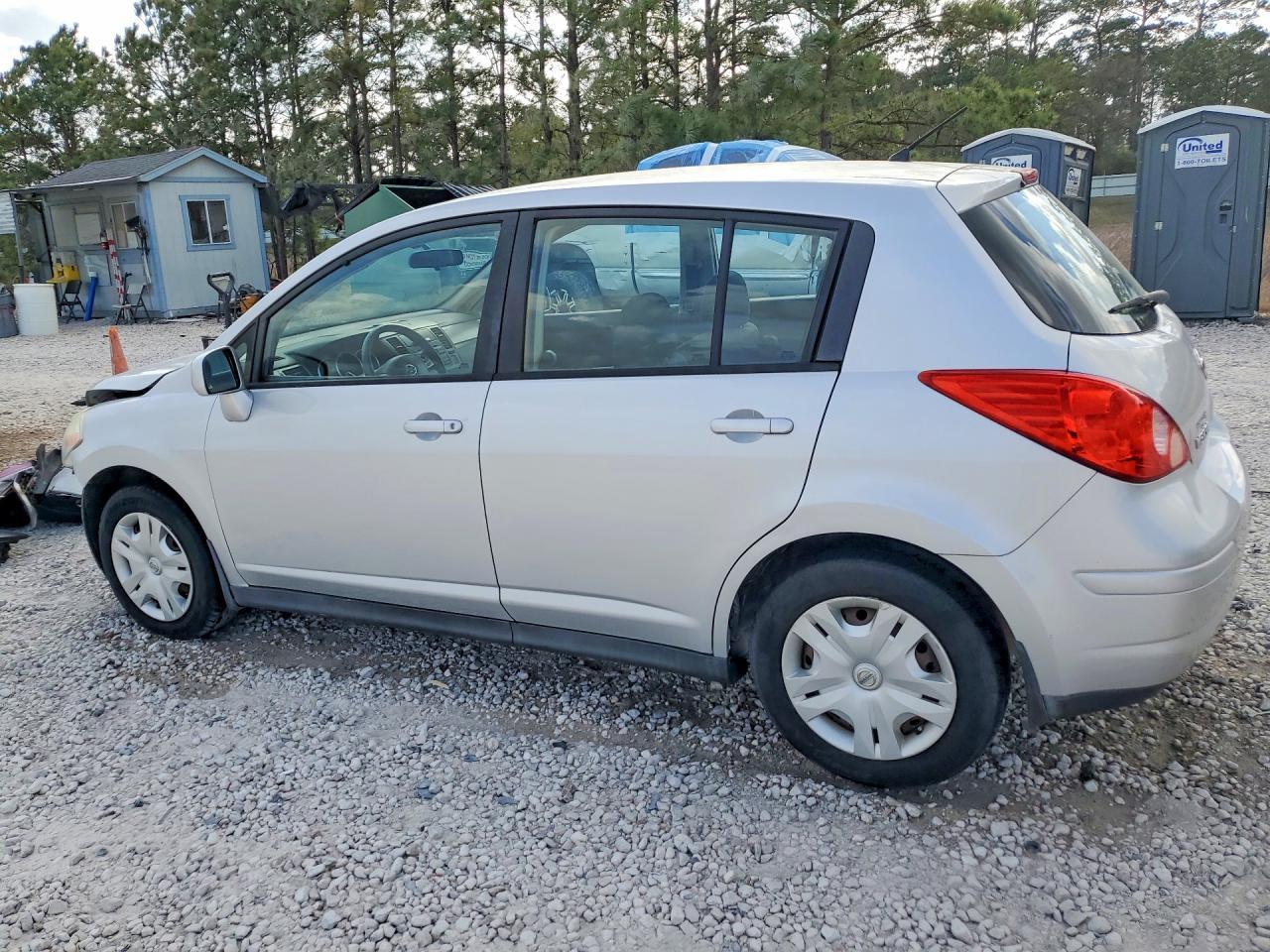 2011 Nissan Versa 1.8 S - Image 2