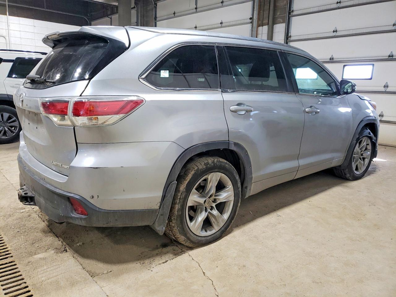 2015 Toyota Highlander Limited Platinum - Image 3