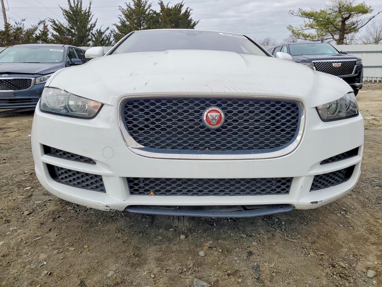 2017 Jaguar Xe Premium - Image 5