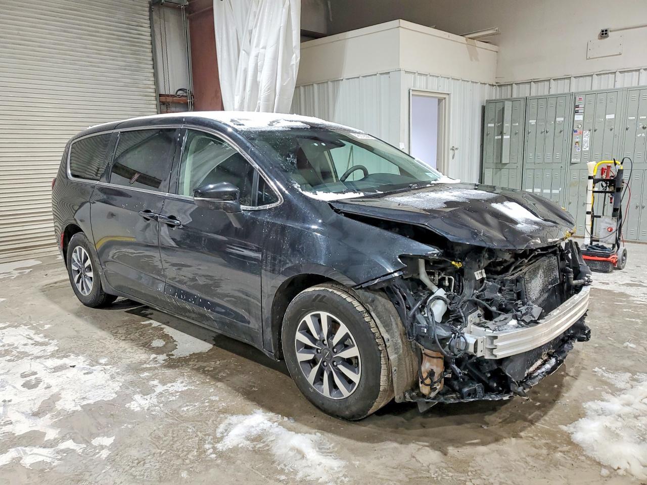 2023 Chrysler Pacifica Hybrid Touring L - Image 4