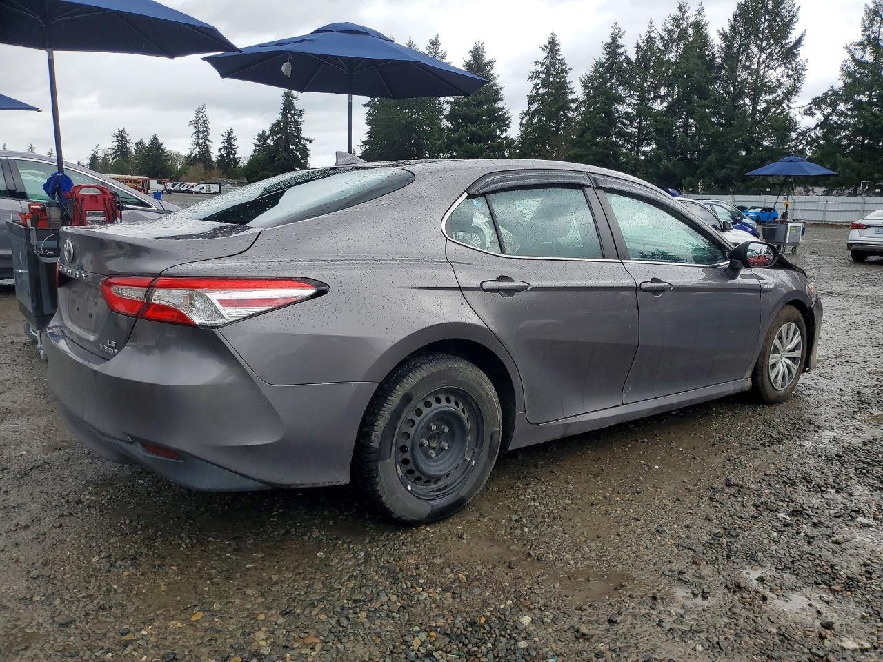 2020 Toyota Camry Hybrid Le - Image 3