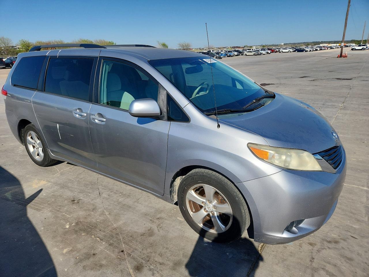 2012 Toyota Sienna Le 8-Passenger - Image 4