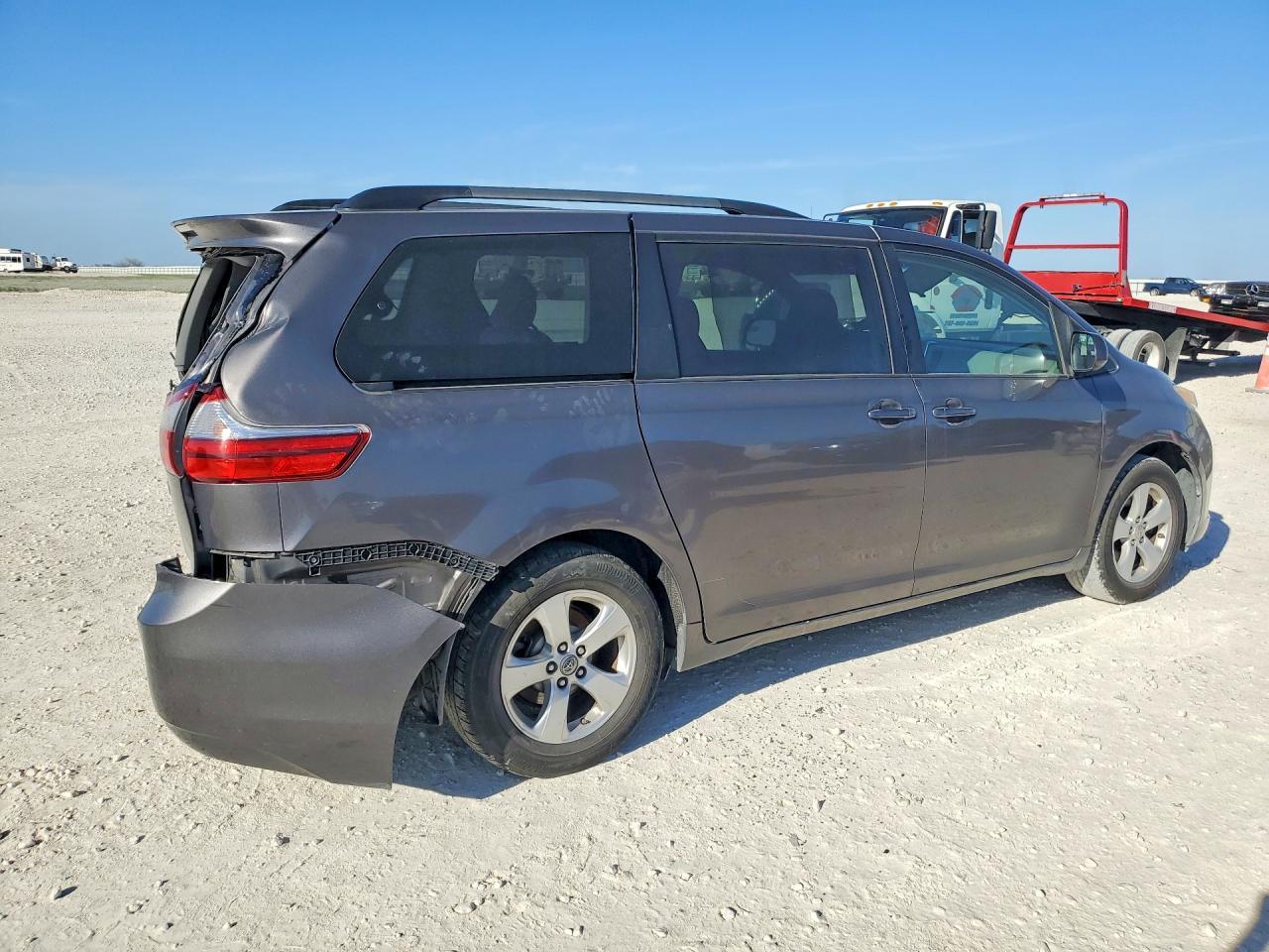 2015 Toyota Sienna Le 8-Passenger - Фото 3