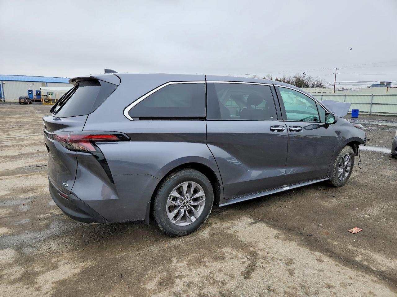 2025 Toyota Sienna Xle 7-Passenger - Image 3