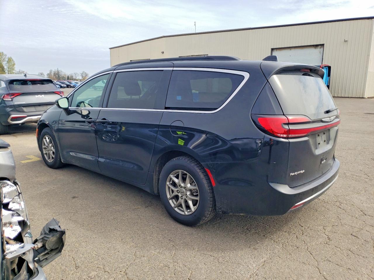 2022 Chrysler Pacifica Touring - Фото 2