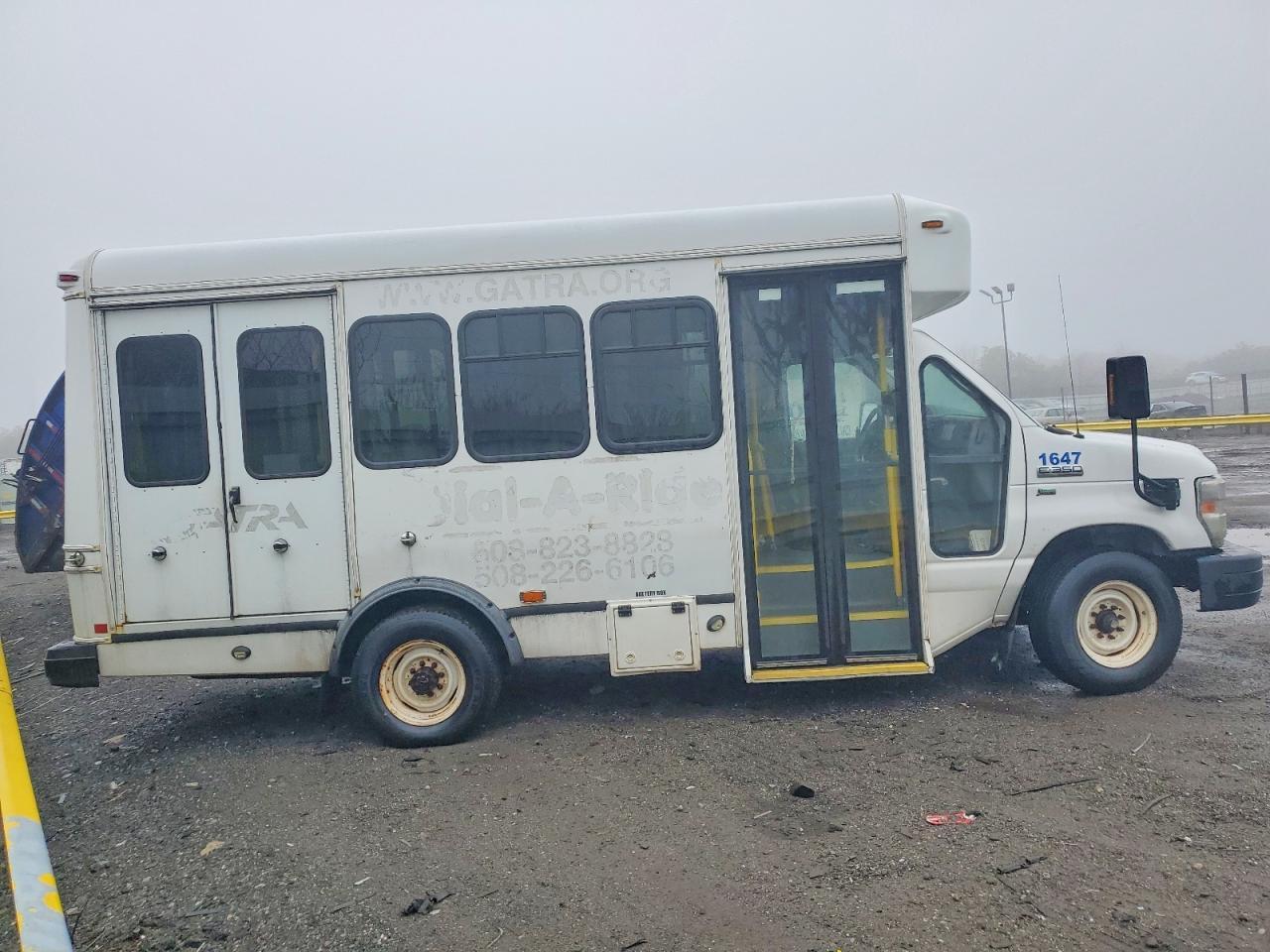 2016 Ford Econoline E350 Super Duty Cutaway Van - Image 4