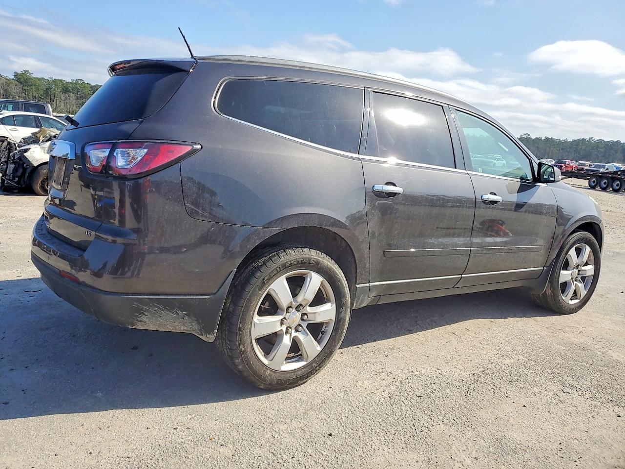 2017 Chevrolet Traverse Lt - Image 3