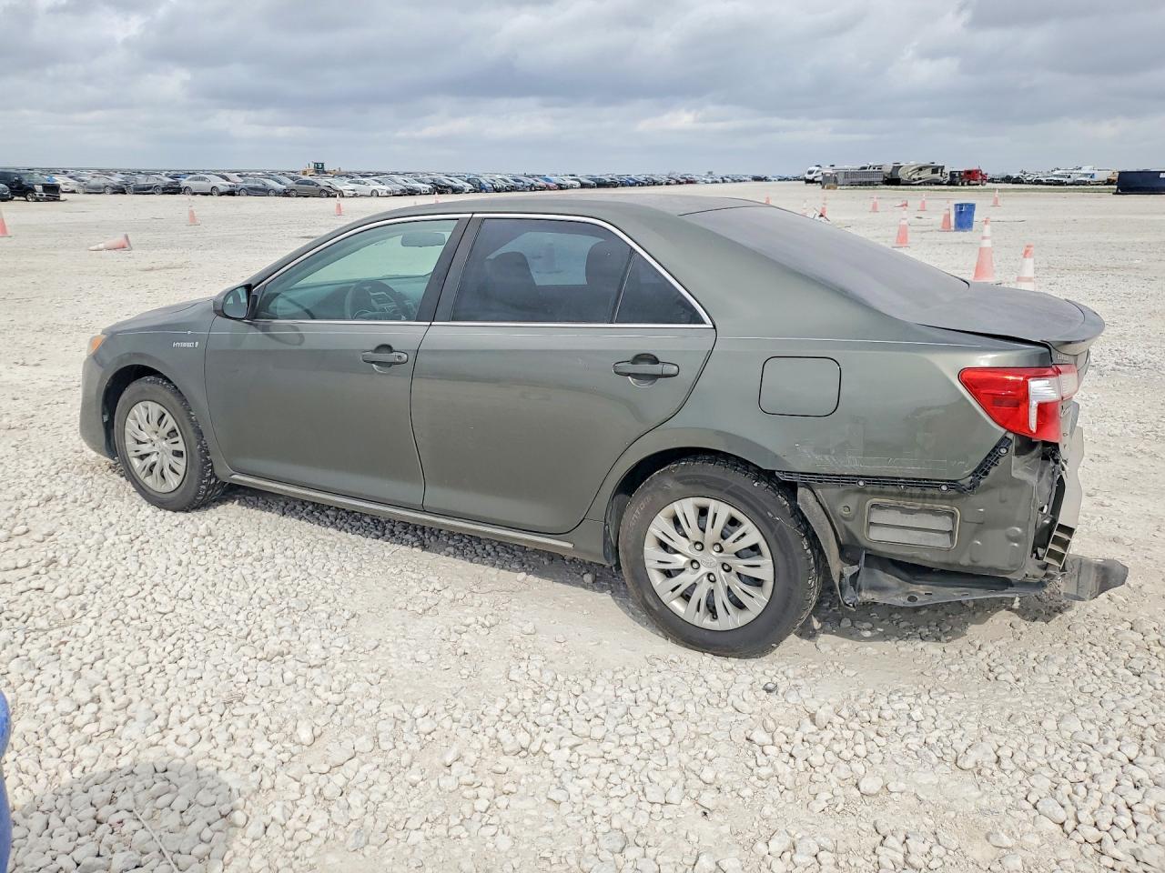 2012 Toyota Camry Hybrid Le - Image 2