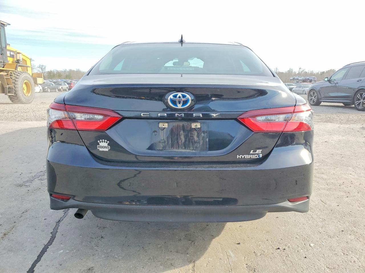 2022 Toyota Camry Hybrid Le - Image 6