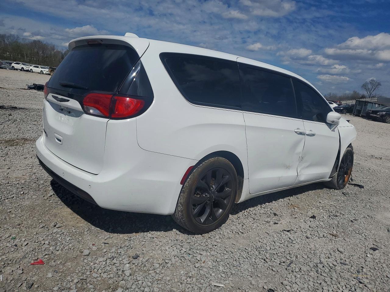 2018 Chrysler Pacifica Touring Plus - Image 3
