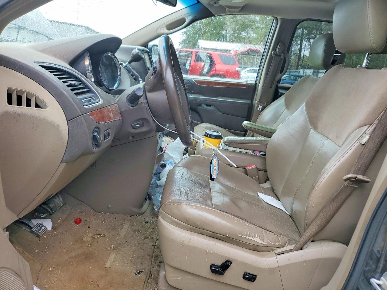 2011 Chrysler Town & Country Limited - Image 7