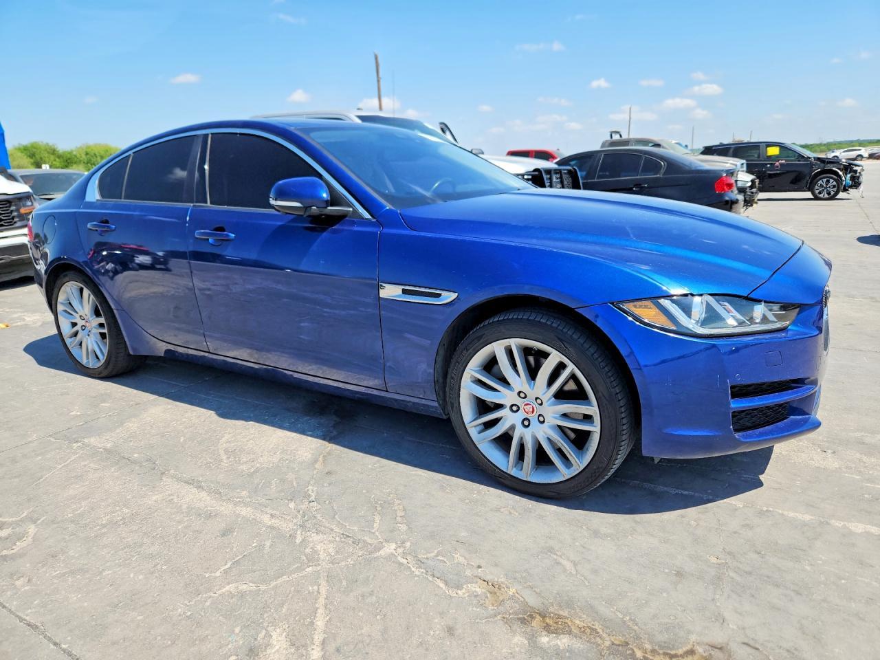 2017 Jaguar Xe Premium - Фото 4