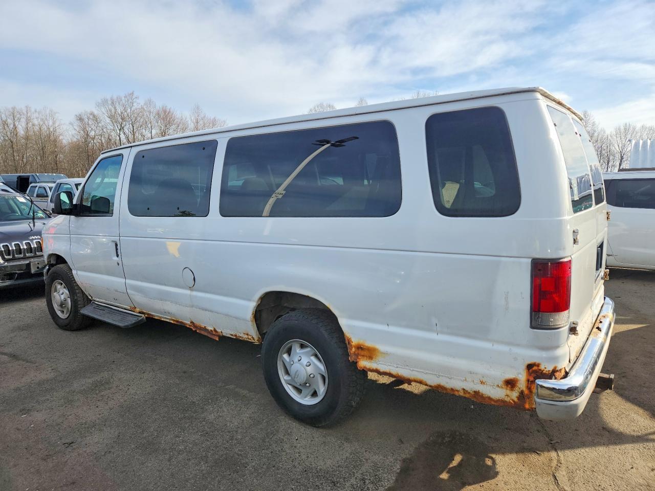 2004 Ford Econoline E350 Super Duty Wagon - Фото 2