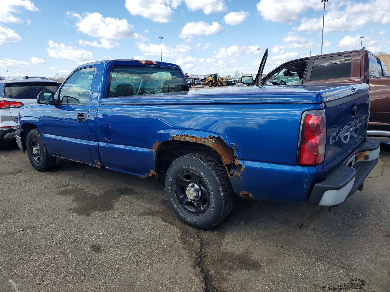 2004 Chevrolet Silverado C1500 - Image 2
