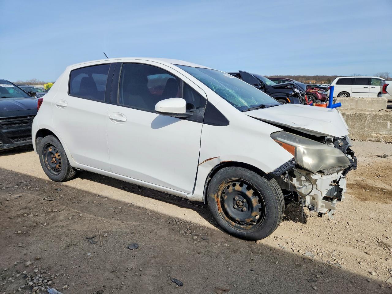 2015 Toyota Yaris 5-Door L - Image 4