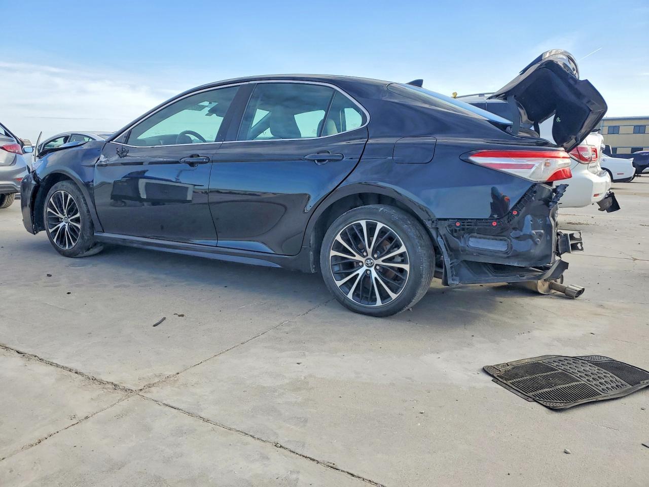 2020 Toyota Camry - Фото 2